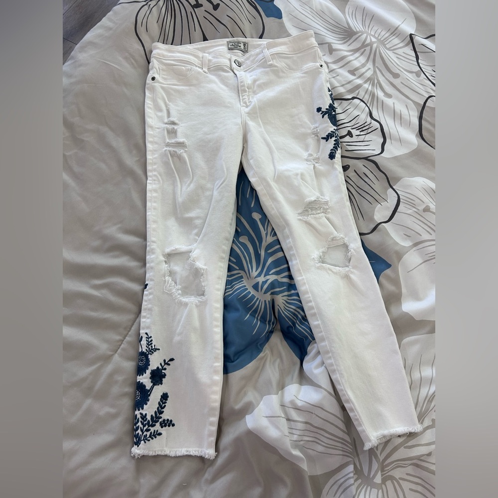 ABERCROMBIE & FITCH • White Jeans w/ Blue Embroider Flowers • sz 29/8
